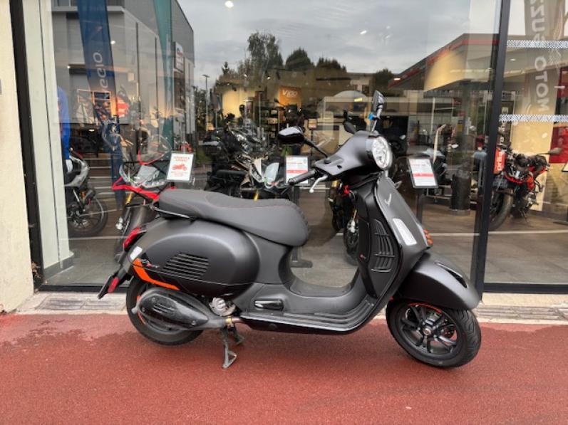 VESPA GTS SUPER SPORT